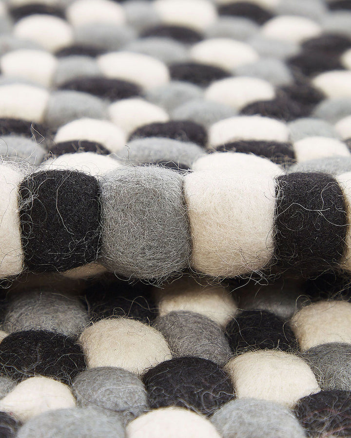 Penek Round Felt Ball Area Rug ø 140 cm Multicolour