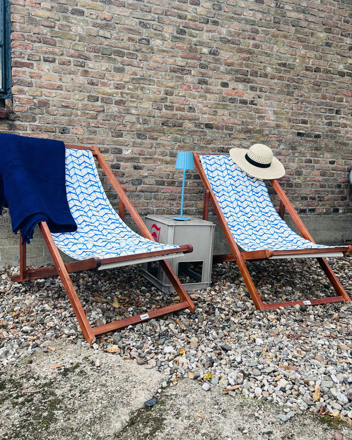 Set of 2 Acacia Folding Deck Chairs and 2 Replacement Fabrics Dark Wood with Off-White / White and Blue Pattern Gulfasa