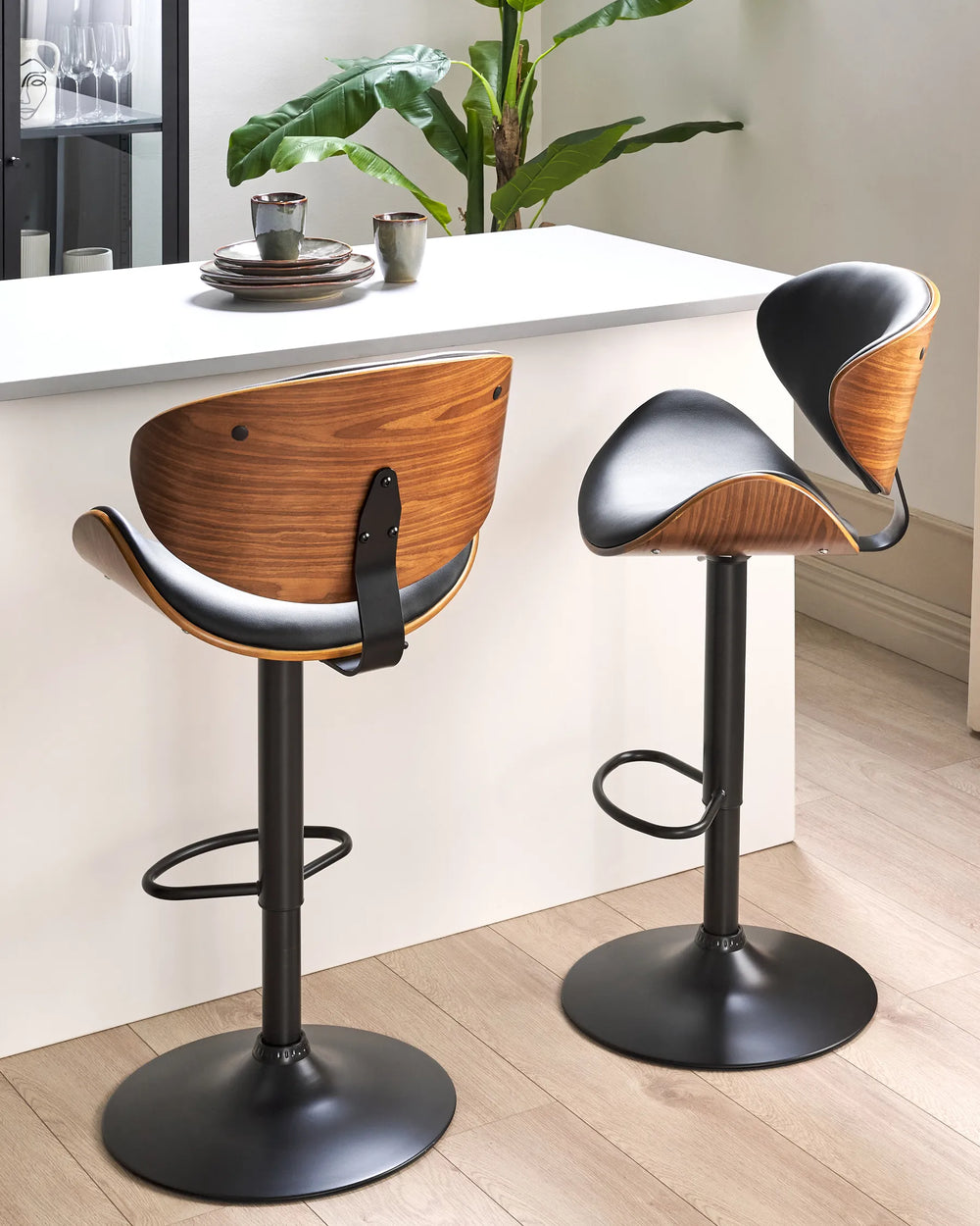 Set of 2 Bar Chairs II Faux Leather Swivel Black Solid Workmanship Jorla