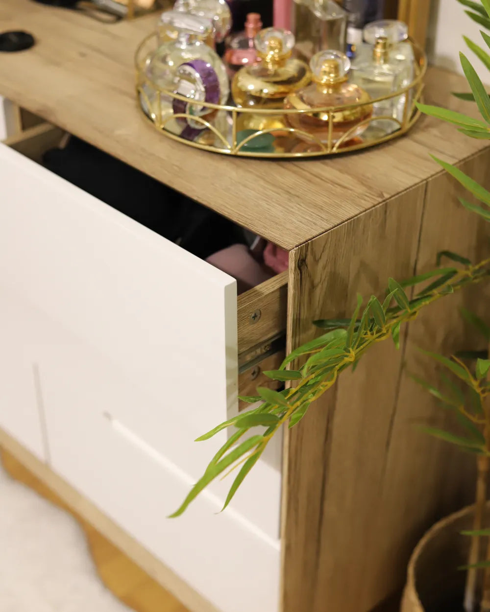 Three-drawer sideboard in white and natural wood tones