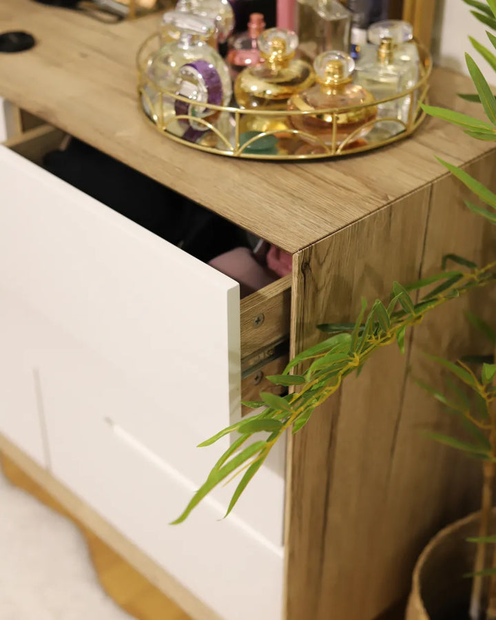 Three-drawer sideboard in white and natural wood tones