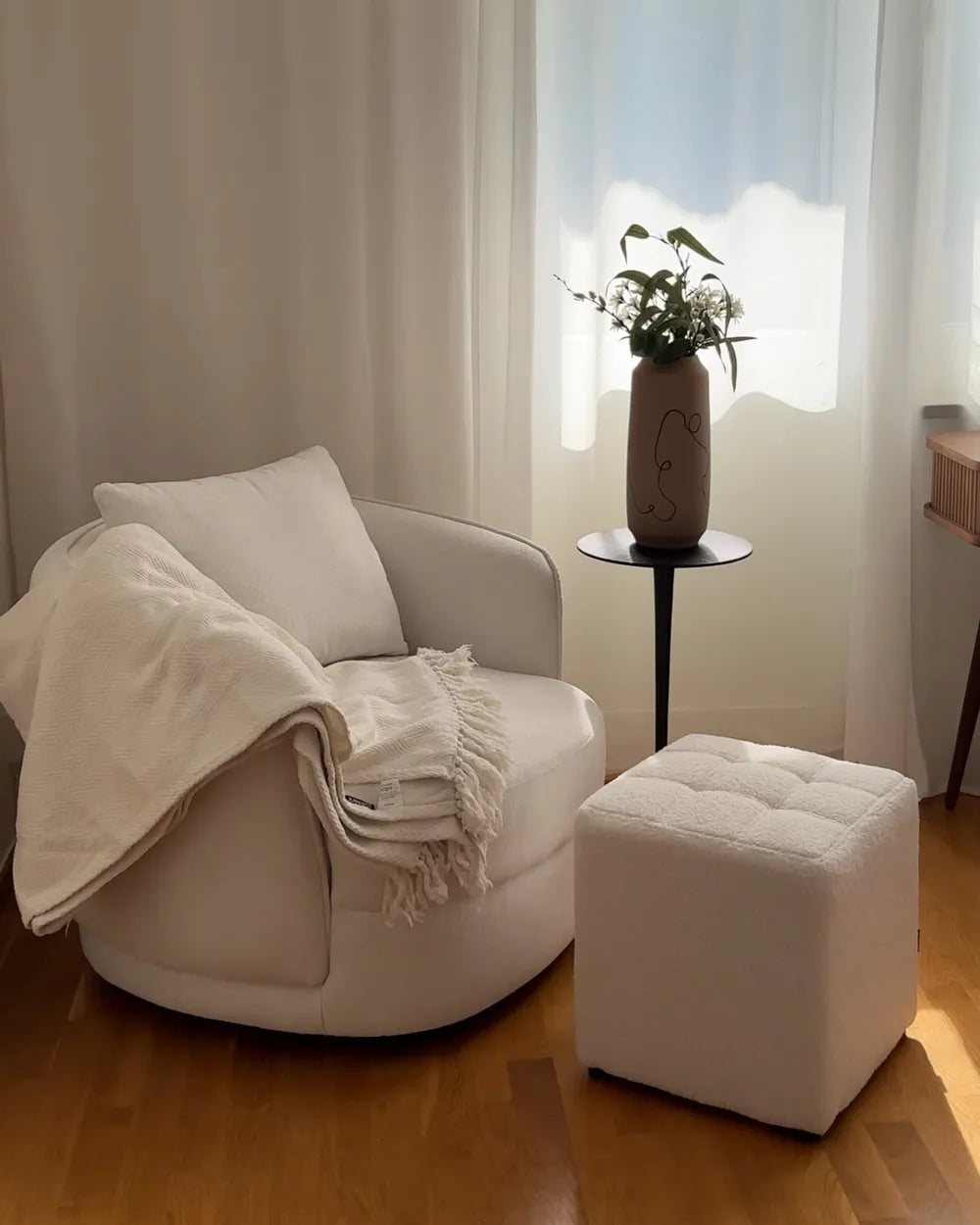 Swivel Armchair Fabric Off-White Glendora
