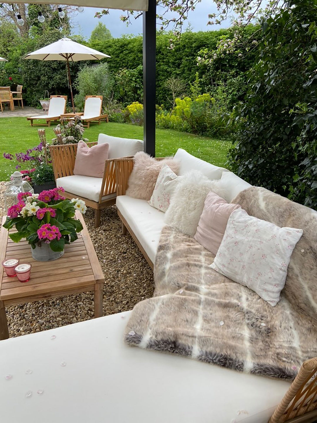Cremona Garden Lounge Set with Table 4 Seate Right Hand Acacia Wood Off-White