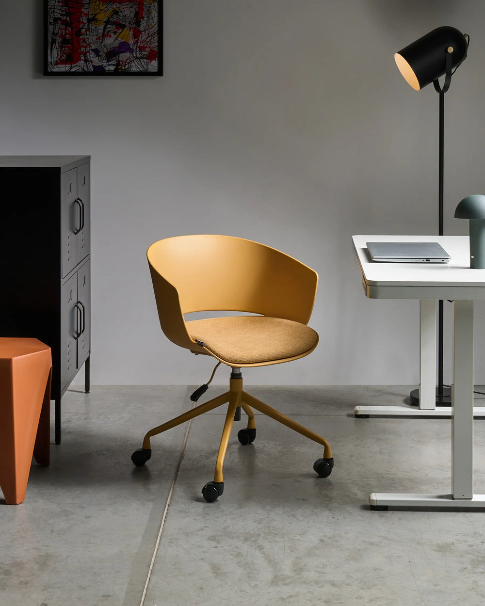 Transform your workspace into a more inviting and productive area with this standout seating solution.