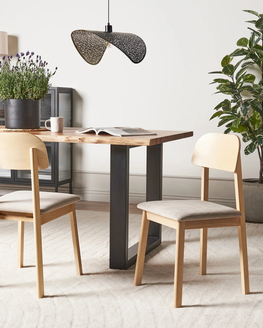Paired with a natural wood dining table, this chair creates a bright and inviting dining space. The light wood tones and soft upholstery enhance the room’s relaxed, modern aesthetic.