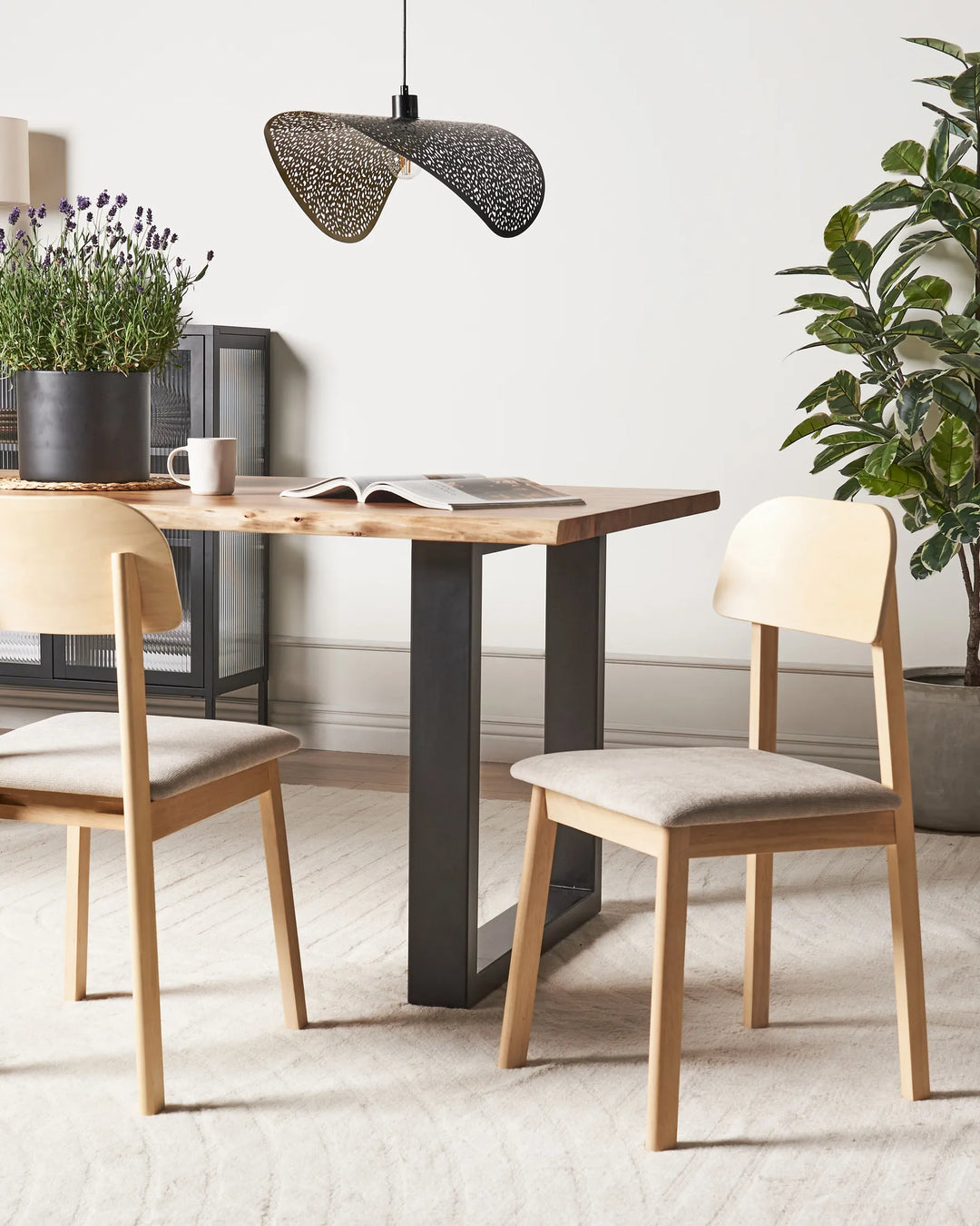 Paired with a natural wood dining table, this chair creates a bright and inviting dining space. The light wood tones and soft upholstery enhance the room’s relaxed, modern aesthetic.